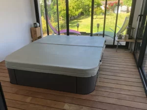 Aménagement d'un jacuzzi avec terrasse