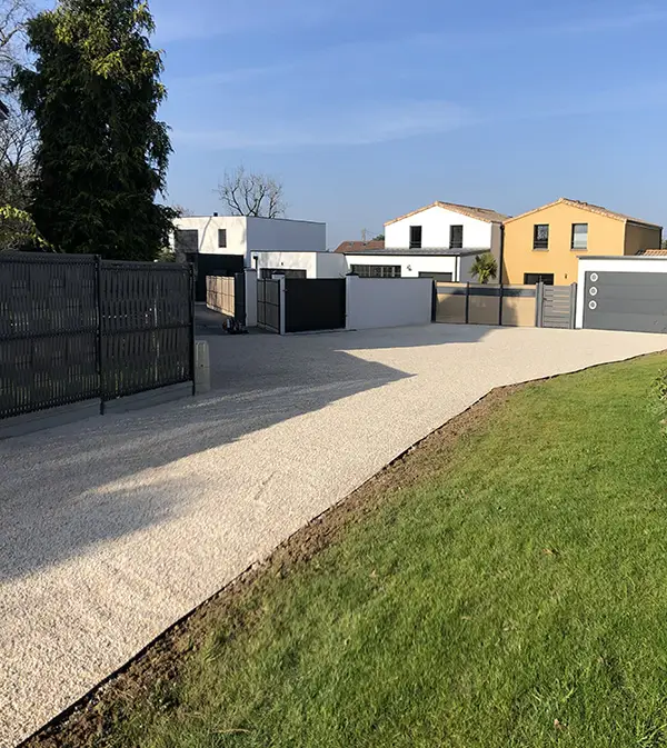 Entrée, allées et espaces de circulation autour de votre maison à Nantes.