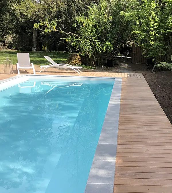 Terrasse et plage de piscine à Nantes fait par un paysagiste.