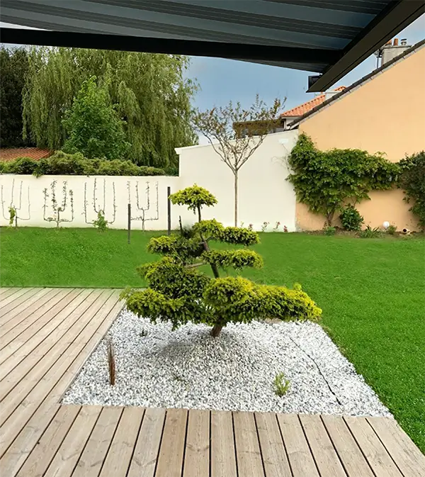 Pose d'une terrasse en bois par un paysagiste à Nantes